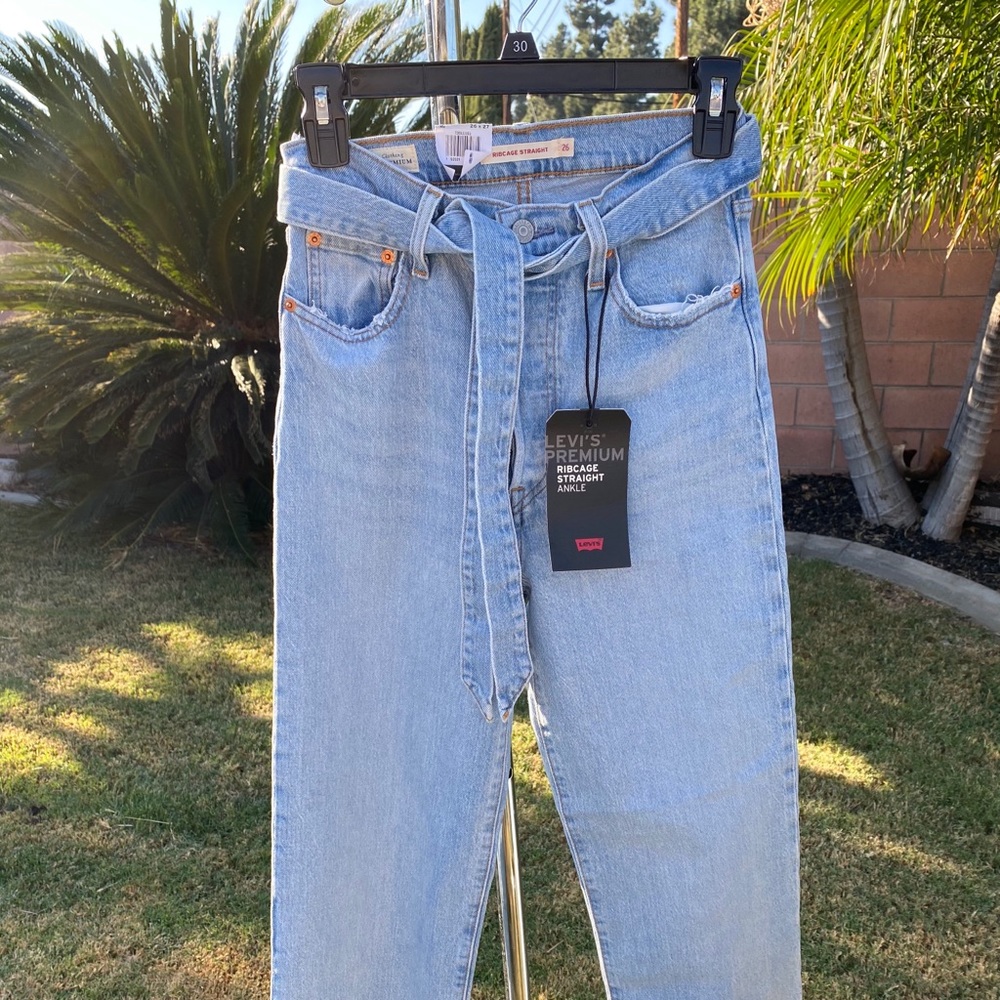 NWT Ribcage Straight Levi’s with Denim Belt